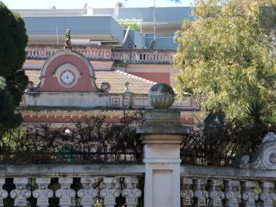 Della villa bianca e rossa, che vide la luce nel 1893 per volont� del commerciante Pasquale Di Cagno, intravediamo per� solo il tetto e il suo frontone semicircolare